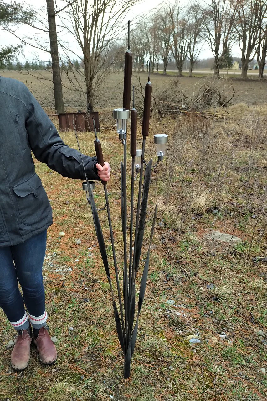 Solar light Cattail Metal Art: Metal Bulrushes For Exterior Garden Décor - Image 3