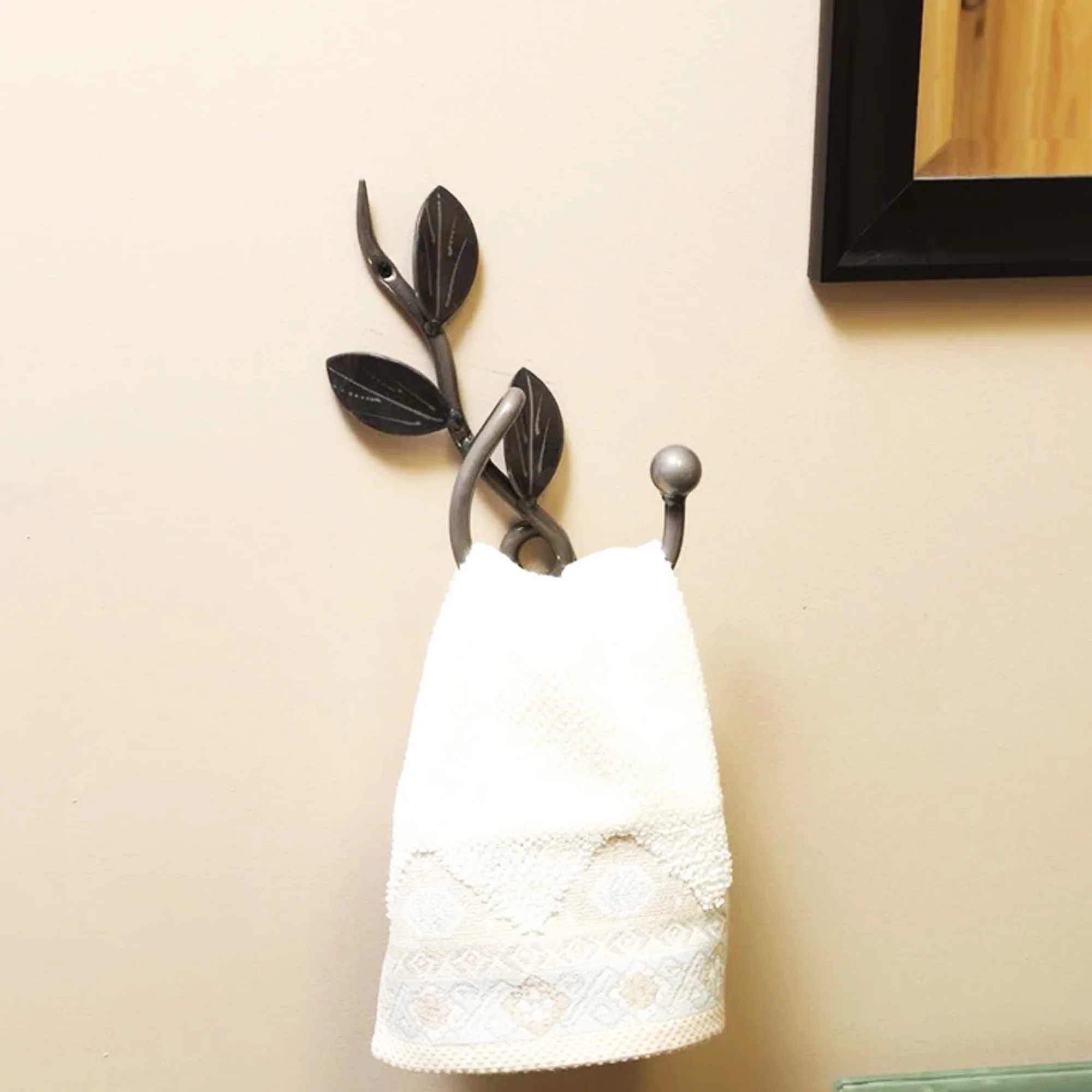 Metal Vine Towel Hook: Wall-mounted Ornamental Towel Hooks - Image 3